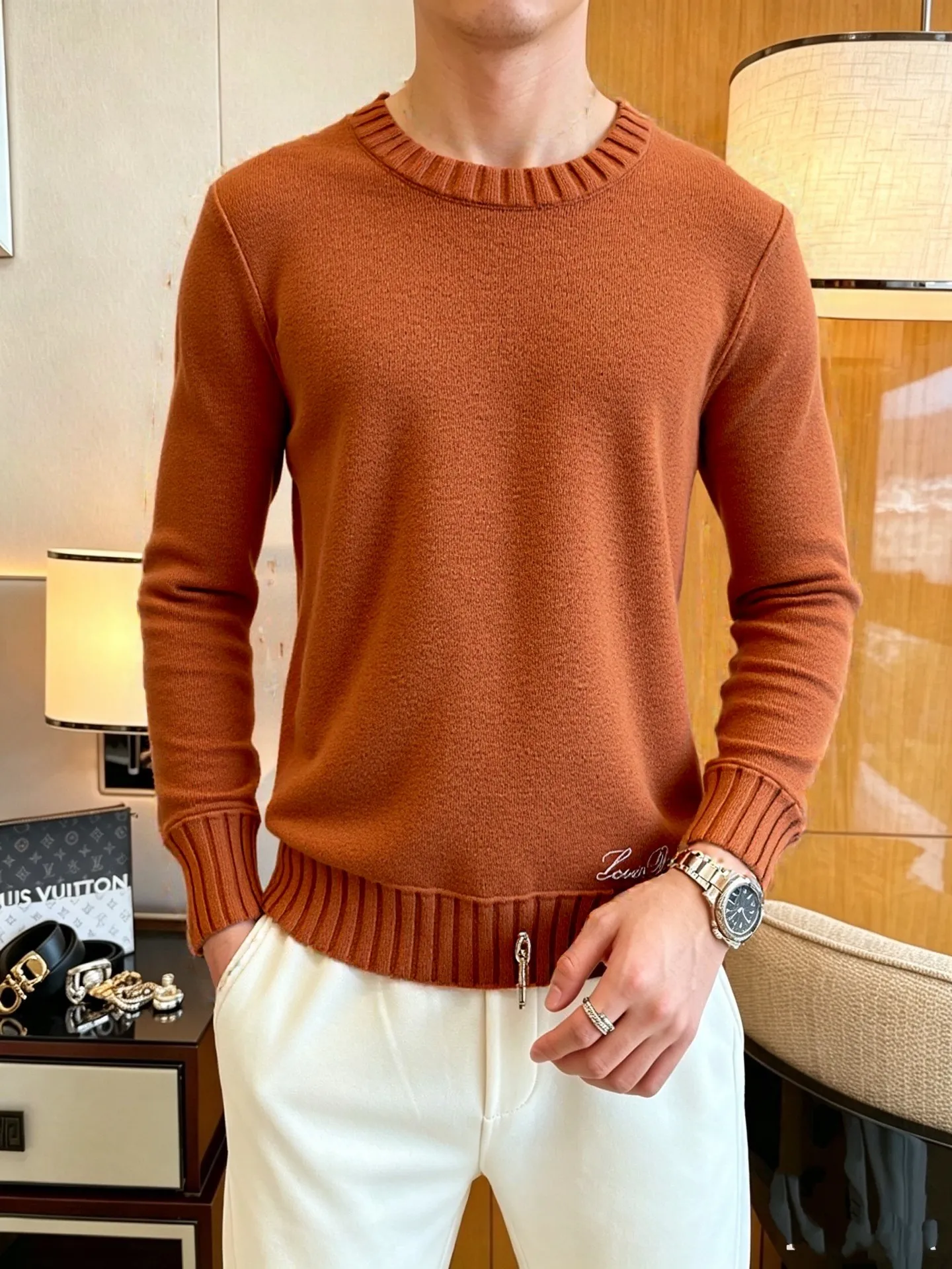 LP's new autumn and winter low-key luxury sweater, a trendy gentleman's round neck Premium sweater. Wool yarn blending. Only double-layer yarn can produce such a premium effect. It is a channel product of a trading company. It is a winter star-level item. It is easy to wear and practical. It is an all-purpose basic Versatile style. The texture is excellent. It is skin-friendly and comfortable without scratching. It is a high-end fashion base layer that is extremely comfortable whether worn alone or layered. It has an excellent texture for close-fitting wear. Demonstrate high-end and invincible fashion! Slim-fitting but not tight, with high elasticity on all sides, it is definitely a very comfortable upper body experience. It is a must-have item for winter wear! The wiring is neat and delicate, the details are exquisite, and the upper body effect is excellent. There is no age limit, and it is the best product on the Internet! Size: S M L